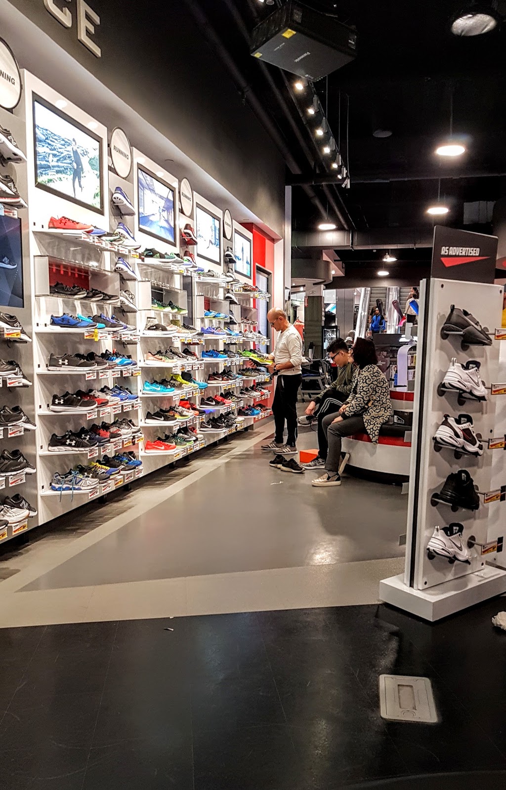 Sport Chek | 100 City Centre Dr, Mississauga, ON L5B 2C9, Canada | Phone: (905) 281-8422