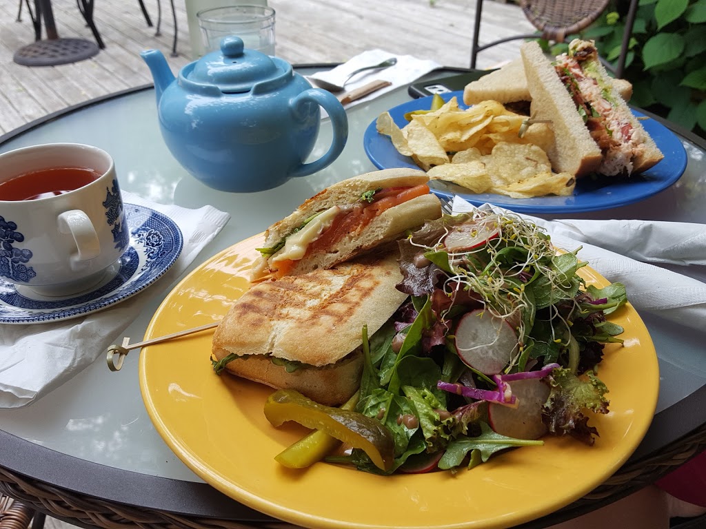 The Biscuit Eater Cafe and Books | 16 Orchard St, Mahone Bay, NS B0J 2E0, Canada | Phone: (902) 624-2665