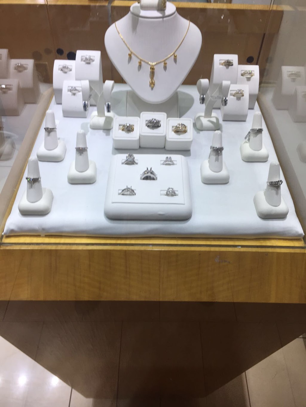 White Carat Co. Diamonds & Franky Diamonds Toronto | Shoppers World, Brampton Mall, 499 Main St S #66, Brampton, ON L6Y 1N7, Canada | Phone: (905) 497-1411