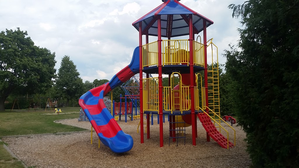 ALLAN J. LEVINE Playground (At Kirwan Park) | 8205 Chemin Mackle, Côte Saint-Luc, QC H4W, Canada