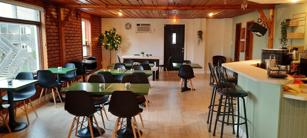 KWE Café & Auberge | 1912 Rue Principale, Pohénégamook, QC G0L 1J0, Canada | Phone: (418) 859-2706