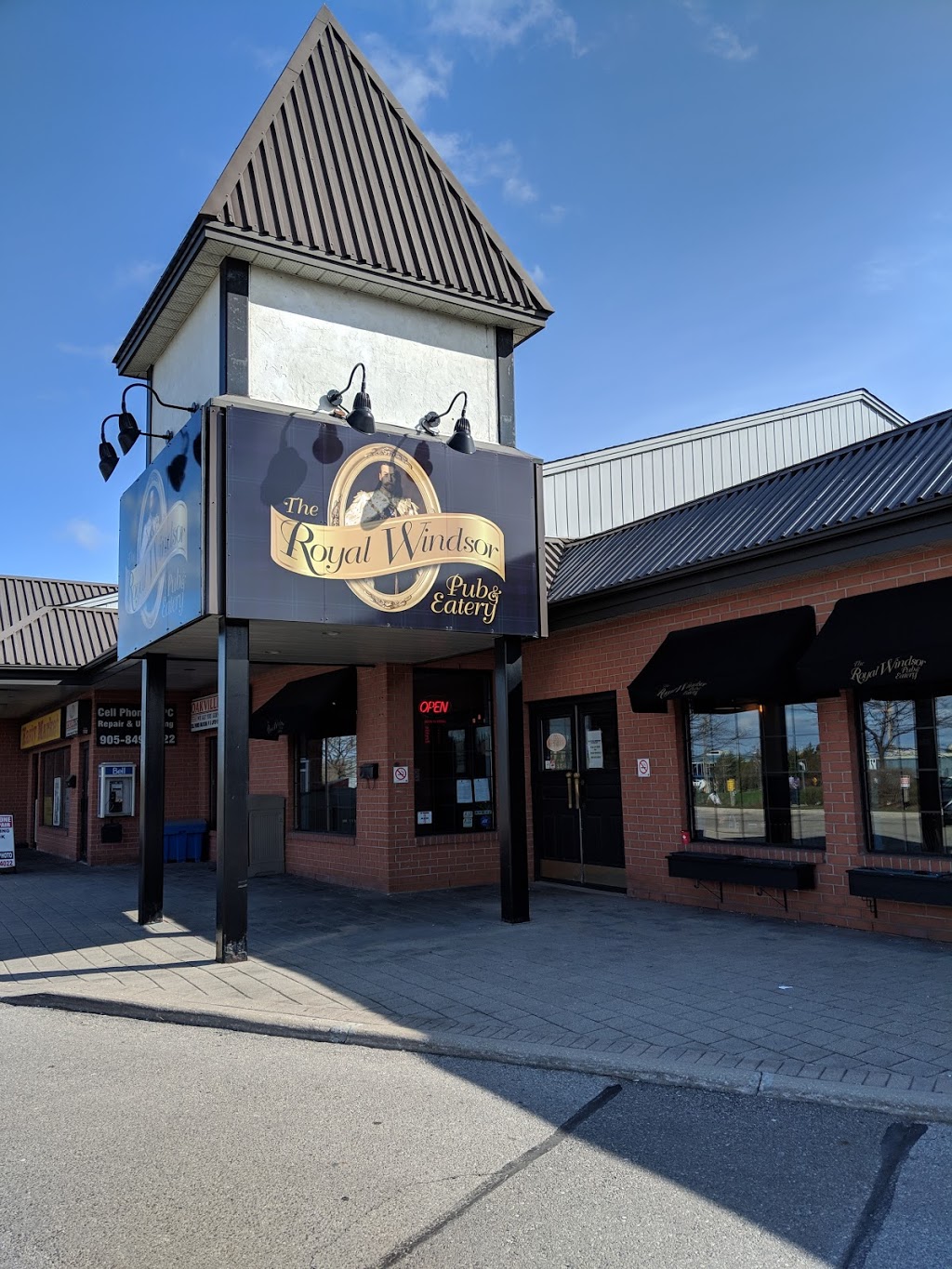 The Royal Windsor Pub & Eatery | 610 Ford Dr, Oakville, ON L6J 7V7, Canada | Phone: (905) 337-0330