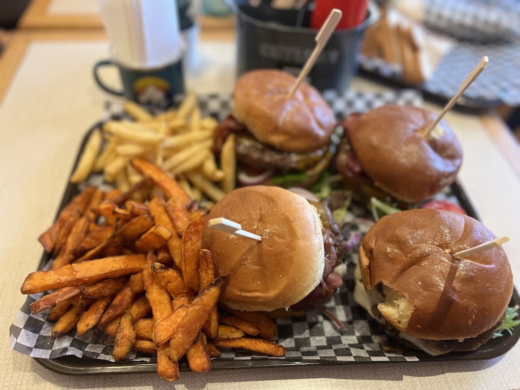 Basecamp Burger Joint | 140 Esplanade Ave, Harrison Hot Springs, BC V0M 1K0, Canada | Phone: (604) 491-3368