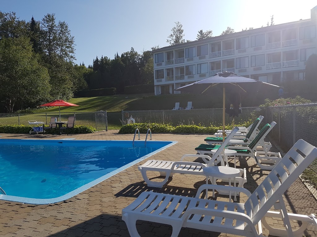 Auberge des 3 Canards | 115 Côte Bellevue, La Malbaie, QC G5A 1Y2, Canada | Phone: (418) 665-3761