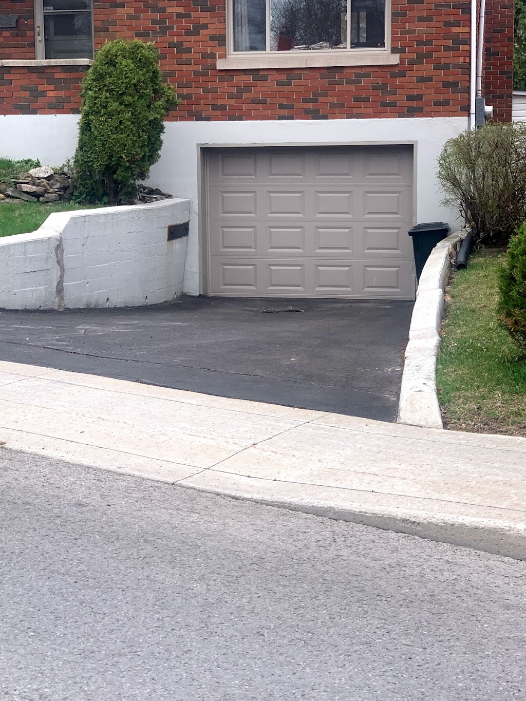 Premium garage doors | 5052 Rue Labrosse, Pierrefonds-Roxboro, QC H8Y 2Y6, Canada | Phone: (514) 697-2294