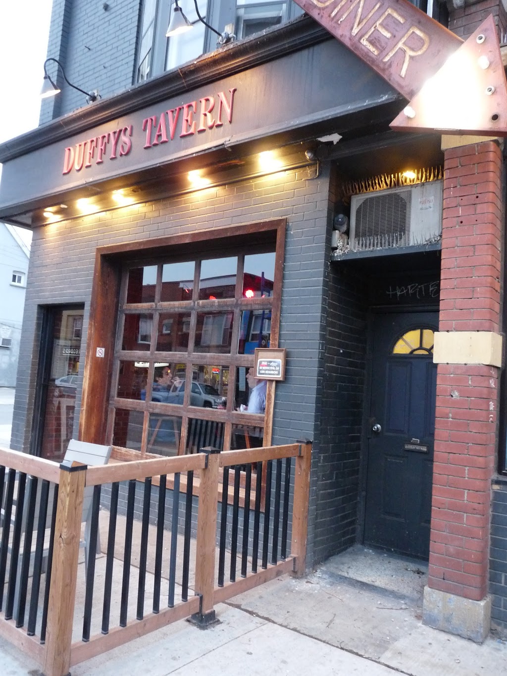 Duffys Tavern | 1238 Bloor Street West, Toronto, ON M6H 1N3, Canada | Phone: (416) 628-0330