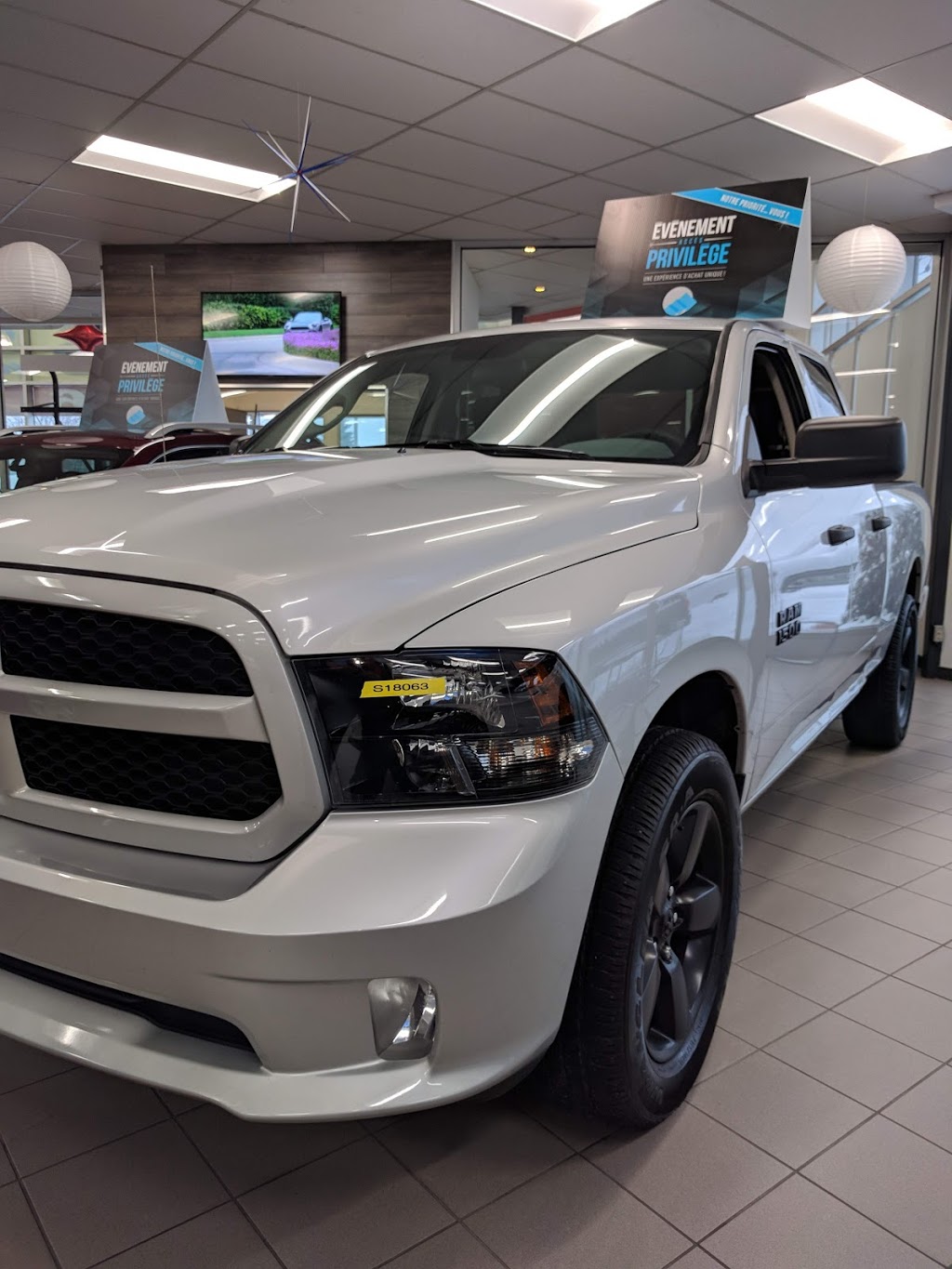 DUCLOS LONGUEUIL CHRYSLER JEEP DODGE RAM | 5055 Boulevard Cousineau, Saint-Hubert, QC J3Y 3K7, Canada | Phone: (450) 656-4110