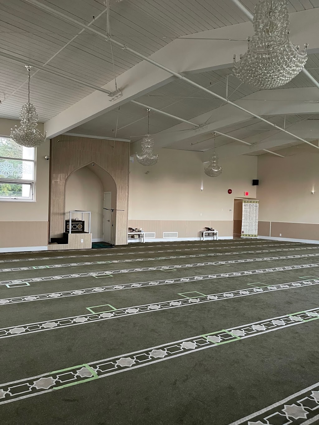 Masjid Ar-Rahman مسجد الرحمن | 1398 15th St W, North Vancouver, BC V7P 1N2, Canada | Phone: (604) 929-0800