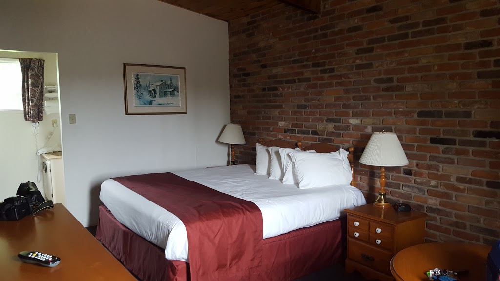 Ramada by Wyndham Gananoque Provincial Inn | 846 King St E, Gananoque, ON K7G 1H3, Canada | Phone: (613) 382-2038