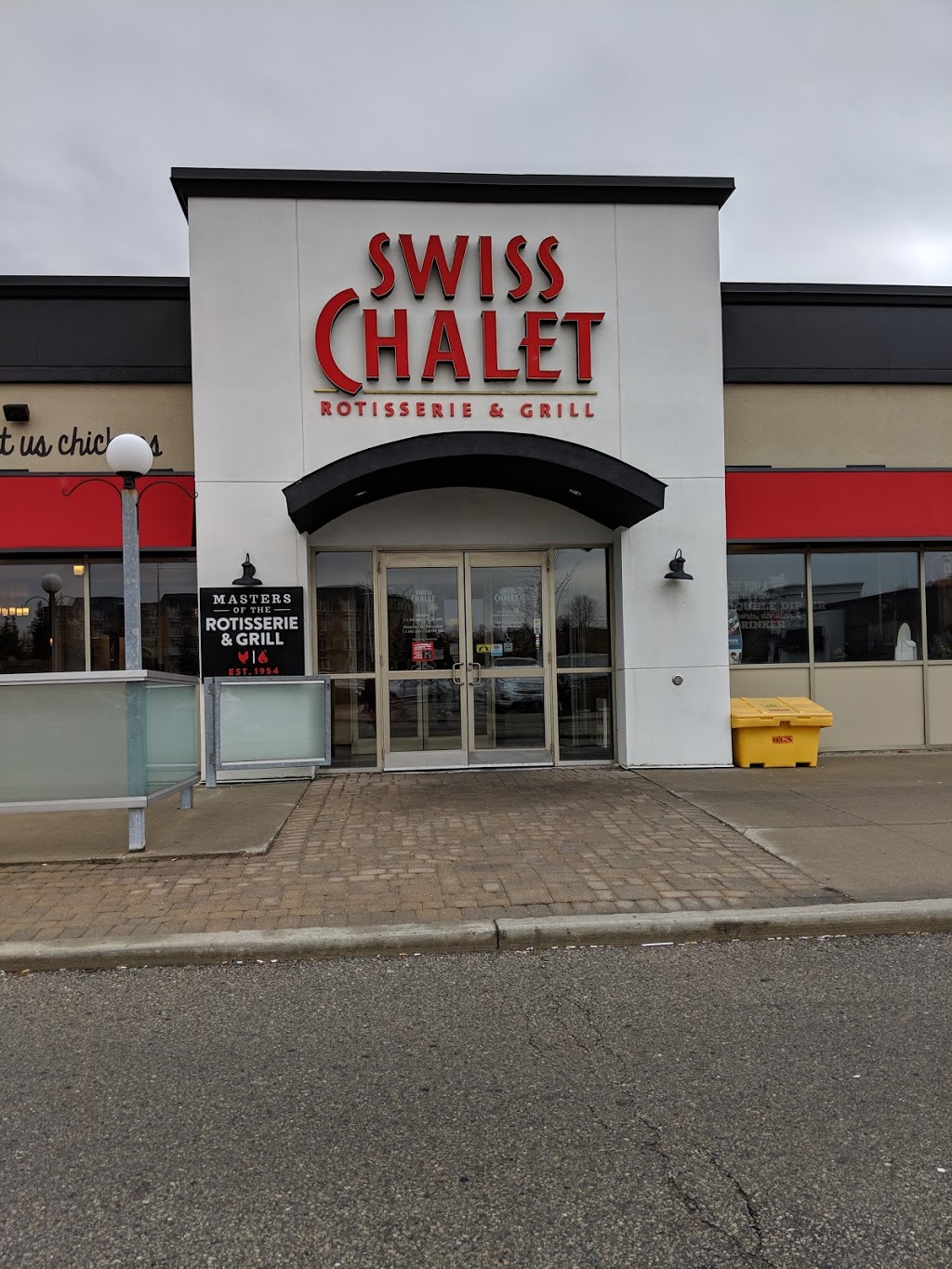 Swiss Chalet Rotisserie & Grill | 175 Consumers Dr, Whitby, ON L1N 1C4, Canada | Phone: (905) 666-1411