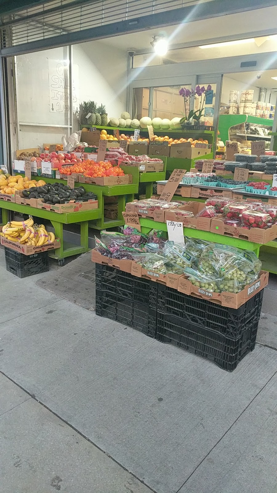 The Gold City Fruit Market | 1001 Bloor St W, Toronto, ON M6H 1M4, Canada | Phone: (647) 352-9233