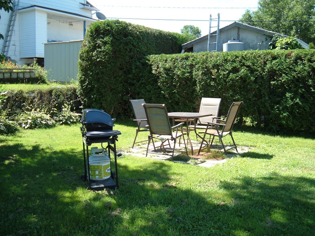 Gîte le postier | 8 Rue Principale E, Berthier-sur-Mer, QC G0R 1E0, Canada | Phone: (418) 259-7776