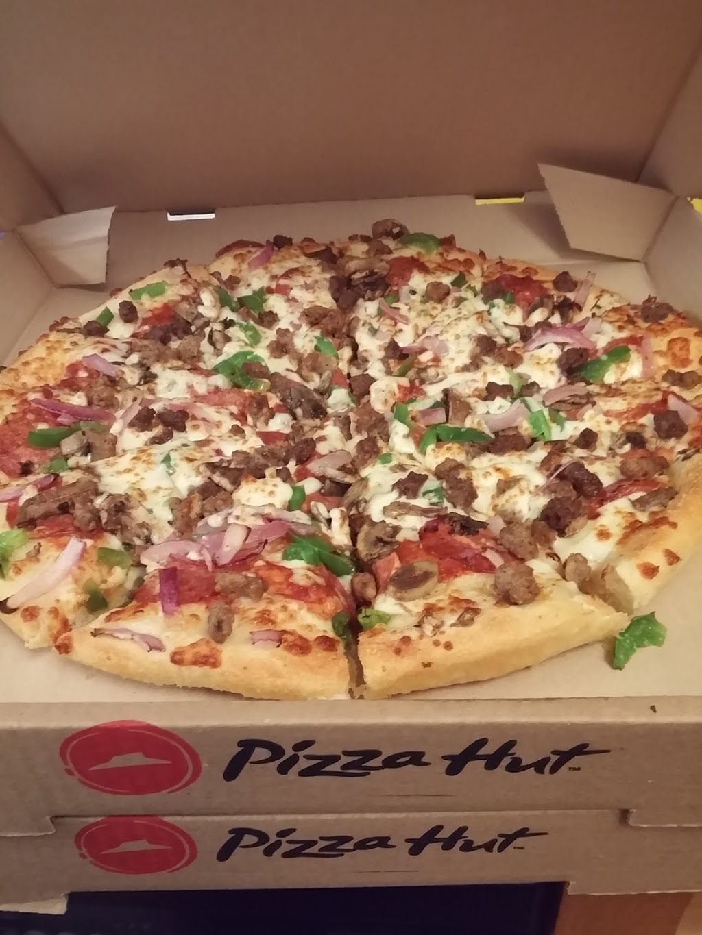 Pizza Hut | 238 Governors Rd, Dundas, ON L9H 3K2, Canada | Phone: (905) 627-1777