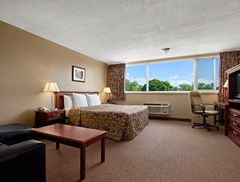 Travelodge by Wyndham Richmond Hill | 10711 Yonge St, Richmond Hill, ON L4C 3E1, Canada | Phone: (905) 884-1007