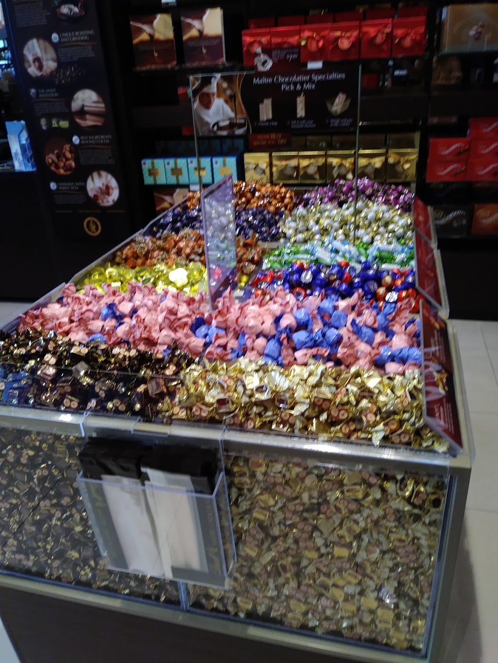 Lindt Chocolate Shop | 300 Taylor Rd Unit 499, Niagara-on-the-Lake, ON L0S 1J0, Canada | Phone: (905) 688-7770