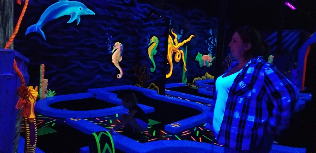 Glo Golf Aventures Mini-golf Intérieur | 73 Rue Saint-Marc, Coaticook, QC J1A 2M2, Canada | Phone: (819) 849-9979