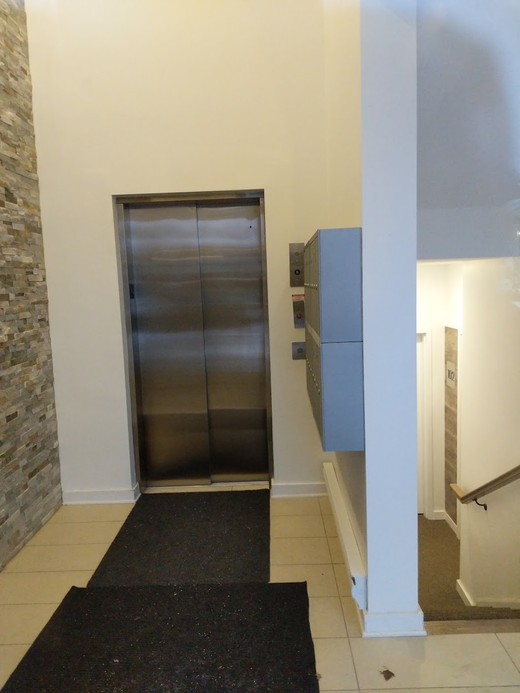 Hampton Park Lofts | 1308 Thames St, Ottawa, ON K1Z 7N4, Canada | Phone: (613) 233-4210