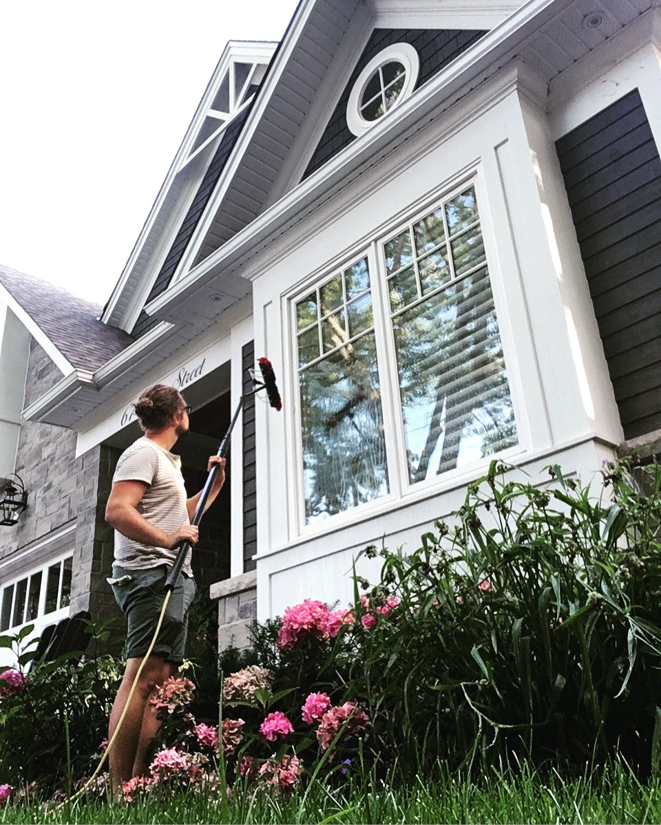 Aqua Reach Window Cleaning | 105 Allan St #604, Oakville, ON L6J 3N2, Canada | Phone: (905) 616-7905