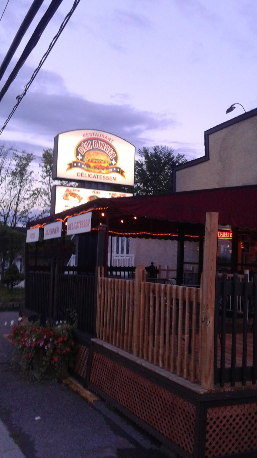 Deli Burger | 505 Boulevard Ste Anne, Sainte-Anne-des-Plaines, QC J0N 1H0, Canada | Phone: (450) 478-6868