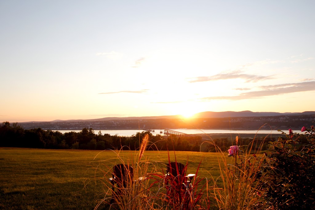 Les Ancêtres Auberge & Restaurant | 1101 Chemin Royal, Saint-Pierre, QC G0A 4E0, Canada | Phone: (418) 828-2718