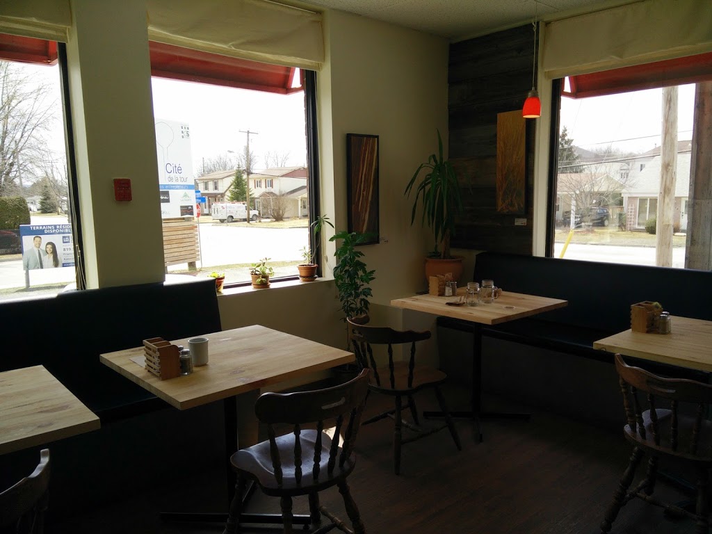 Virgule Apéritif Café | 103-5400 Rue du Président-Kennedy, Sherbrooke, QC J1N 2P7, Canada | Phone: (819) 864-1717