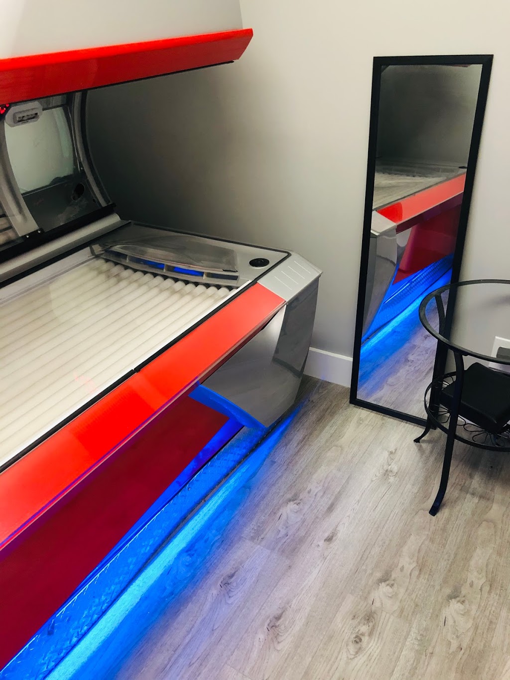 Sandy Beach Tanning Studio | 189 Lakeshore Rd E, Mississauga, ON L5G 1G2, Canada | Phone: (905) 271-9596