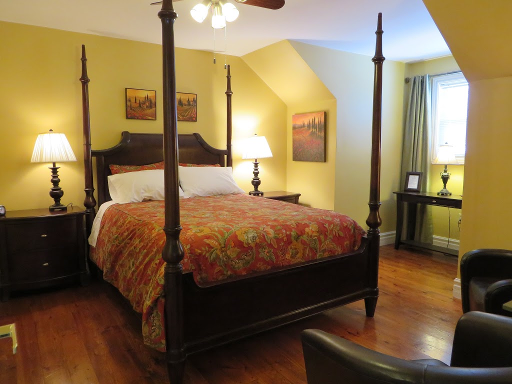 Cape House Bed and Breakfast | 1895 Lakeshore Rd RR 3, Niagara-on-the-Lake, ON L0S 1J0, Canada | Phone: (905) 468-8380
