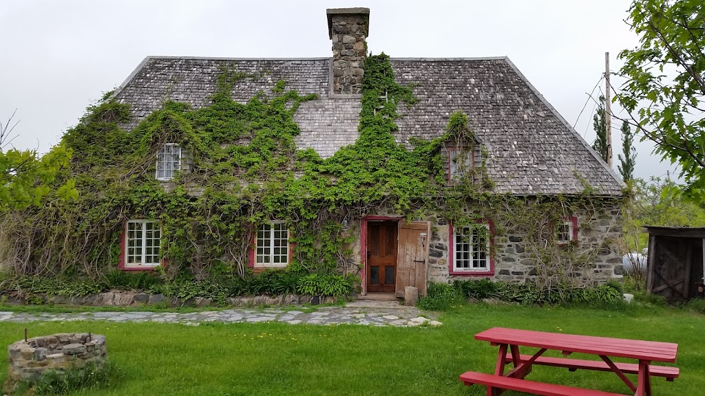 Auberge de Jeunesse le PTit Bonheur | 186 Côte Lafleur, Saint-Jean-de-lÎle-dOrléans, QC G0A 3W0, Canada | Phone: (418) 829-2588