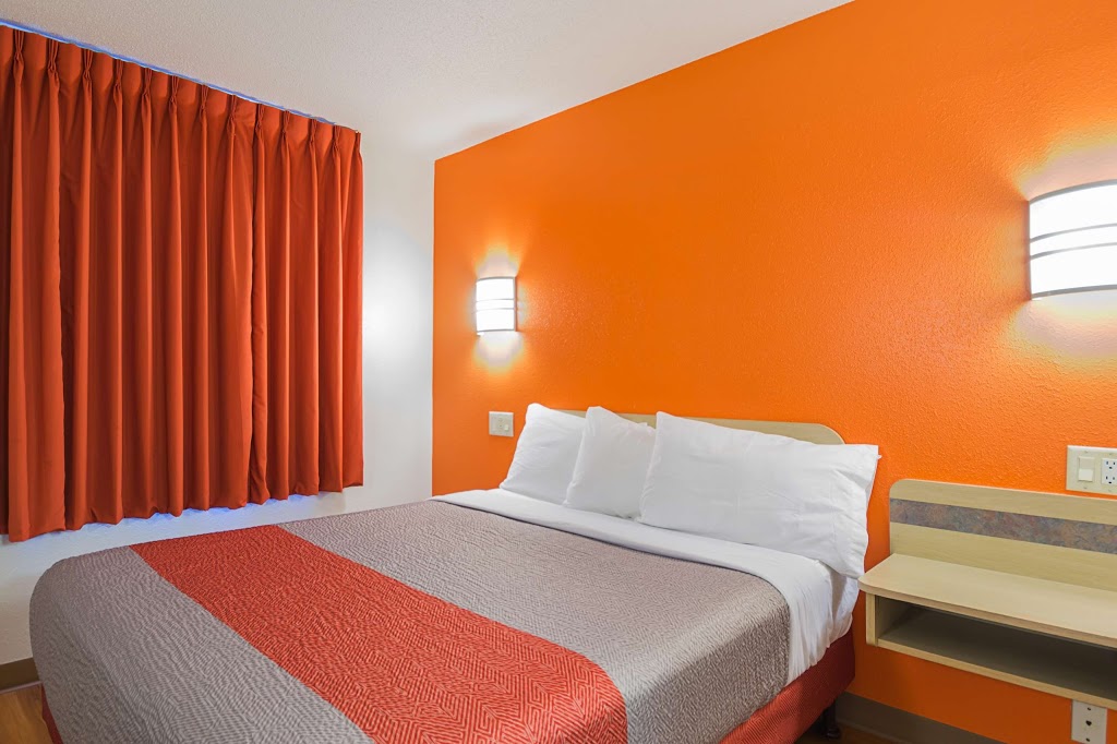 Motel 6 Toronto East - Whitby | 165 Consumers Dr, Whitby, ON L1N 1C4, Canada | Phone: (905) 665-8883