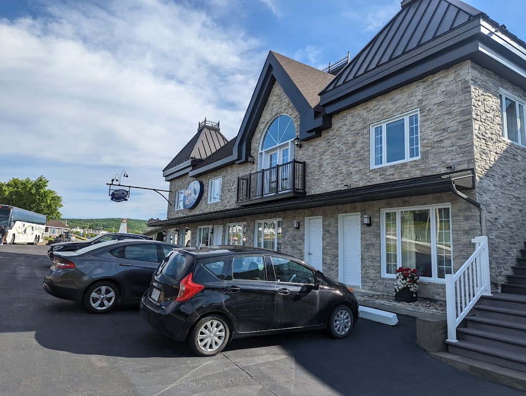 Motel Vue Belvédère | 130 Rue du Quai, Saint-Siméon, QC G0T 1X0, Canada | Phone: (418) 638-2227