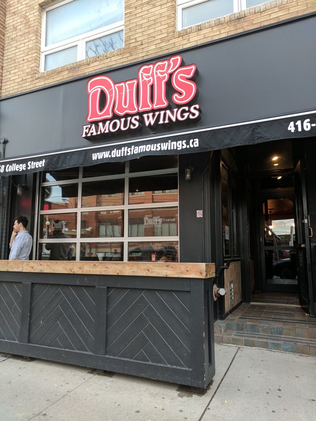 Duffs Famous Wings | 558 College St, Toronto, ON M6G 1B1, Canada | Phone: (416) 963-4446