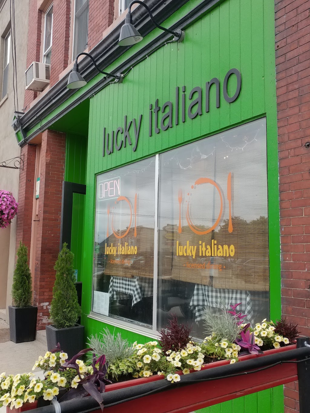 Lucky Italiano Restaurant | 23 Water St, Windsor, NS B0N 2T0, Canada | Phone: (902) 798-5999