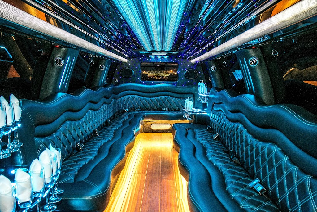 AM PM Limo & Party Bus Calgary | 2359 78 Ave NE, Calgary, AB T2E 7H6, Canada | Phone: (403) 475-5555