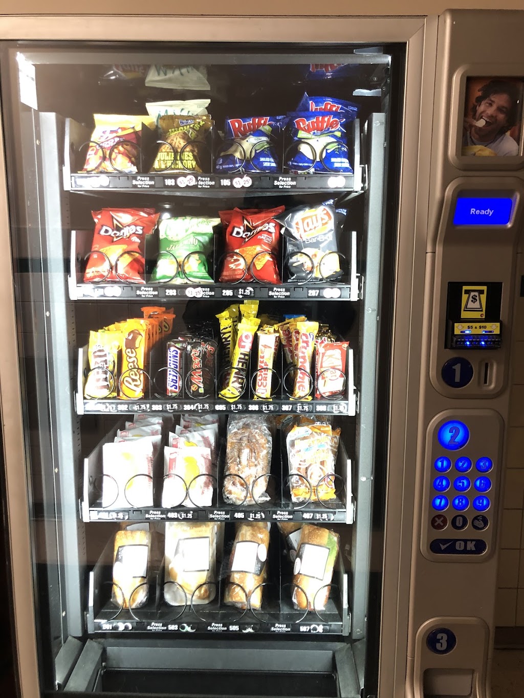 Enroute Vending | 30 Intermodal Dr #51, Brampton, ON L6T 5V9, Canada | Phone: (416) 819-2163