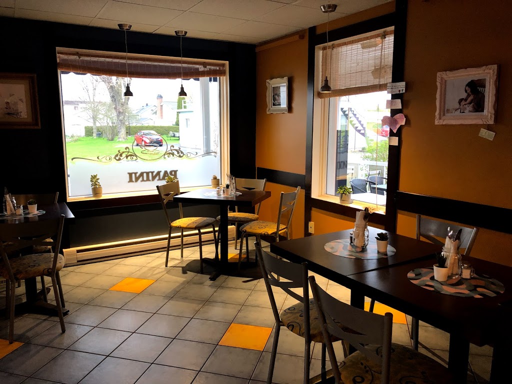 Café Bistrot lÉglantier | 606 Rue Saint-Antoine, Contrecoeur, QC J0L 1C0, Canada | Phone: (450) 401-1011