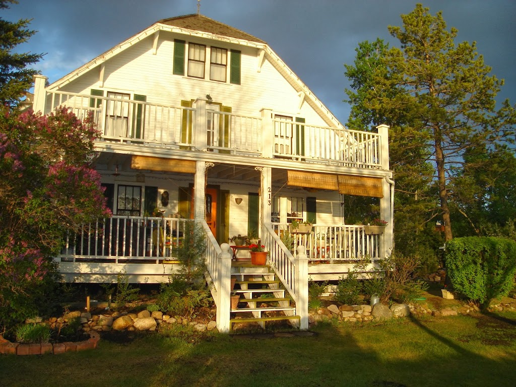 Ferintosh Manor B & B | 213 McGill St, Ferintosh, AB T0B 1M0, Canada | Phone: (780) 877-2645