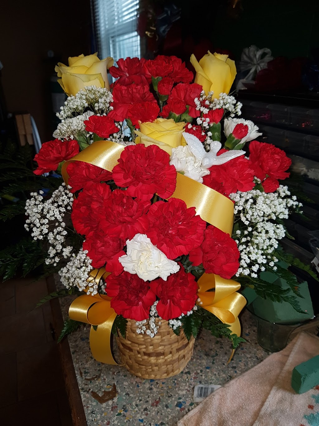 Amherstburg Flowers & Gifts | 103 Sandwich St S, Amherstburg, ON N9V 1Z5, Canada | Phone: (519) 736-2168