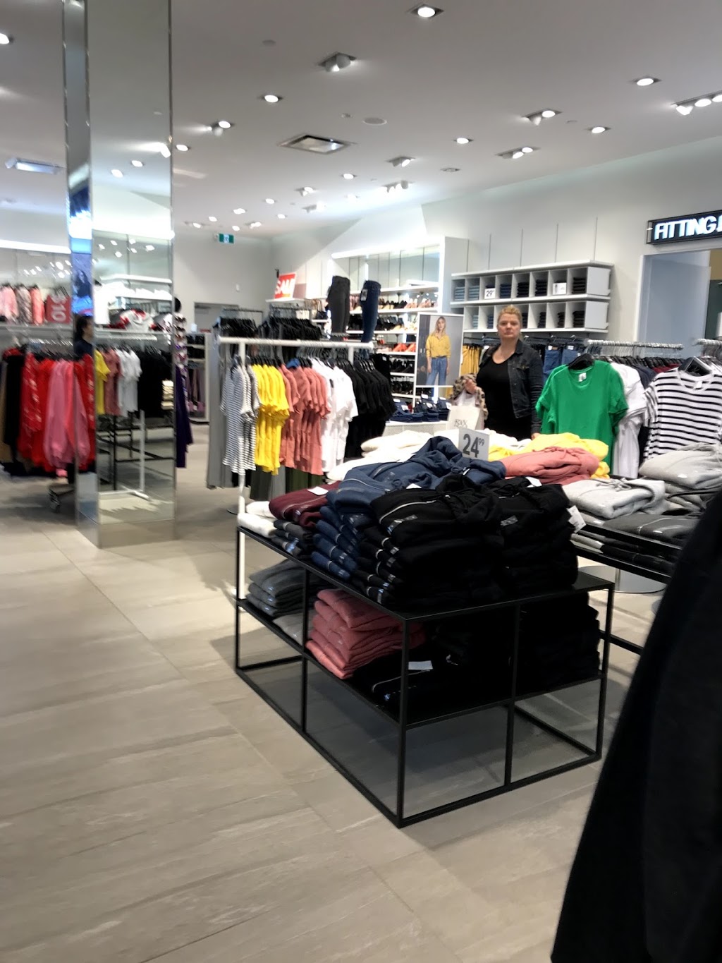 H&M | 419 King St W, Oshawa, ON L1J 2K5, Canada | Phone: (855) 272-7007