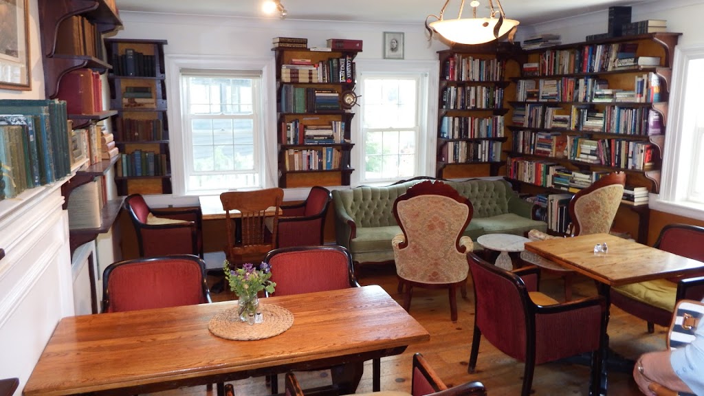 The Biscuit Eater Cafe and Books | 16 Orchard St, Mahone Bay, NS B0J 2E0, Canada | Phone: (902) 624-2665