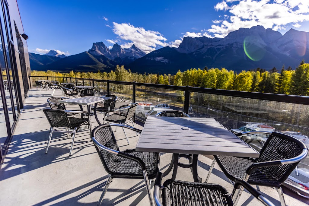 CanGolf and Finchy’s Bar & Grill | 306 Bow Valley Trail #125B, Canmore, AB T1W 0N2, Canada | Phone: (403) 679-2626