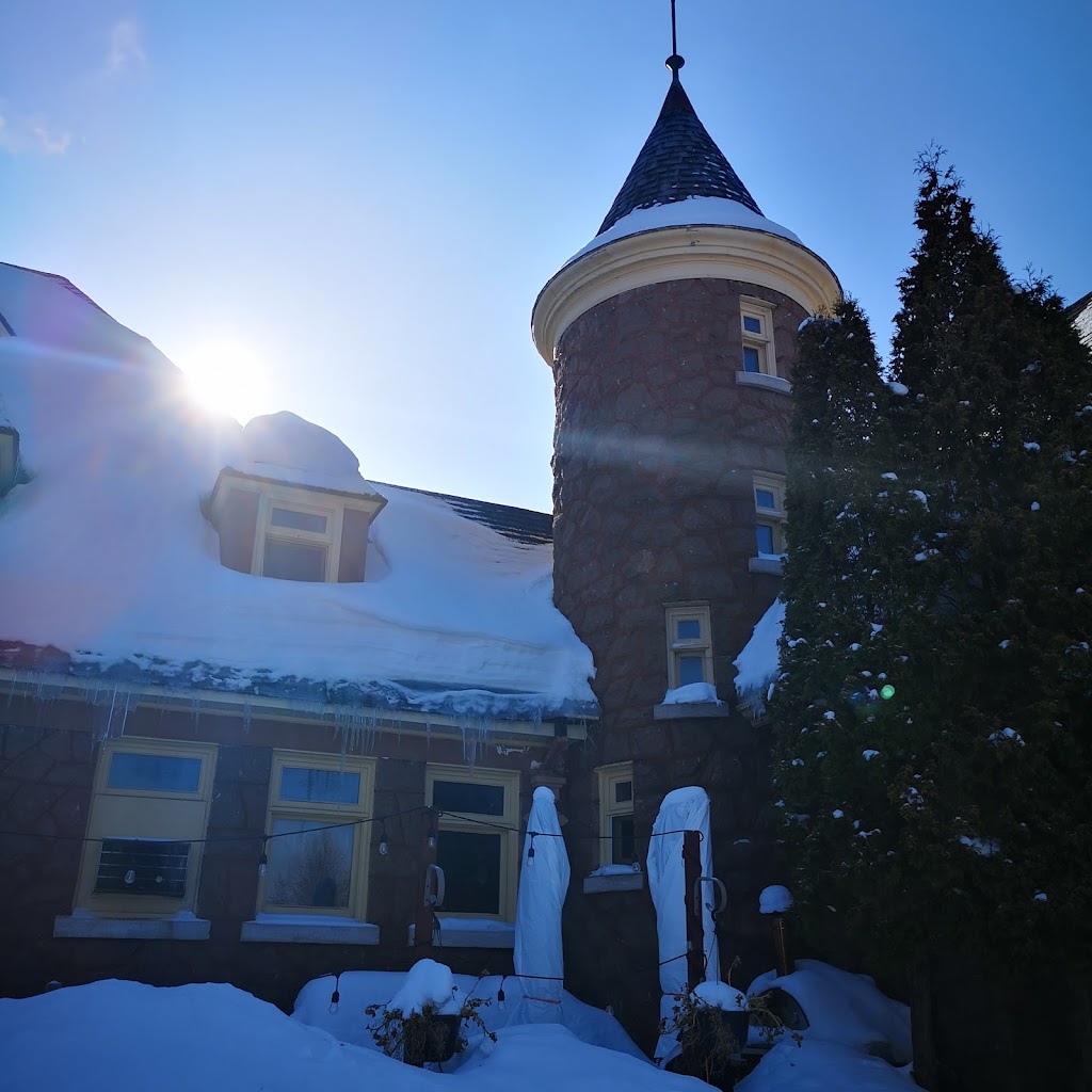 Chateau Murdock Gite et Esthétique 1950 | 129 Côte de la Terre Forte, Chicoutimi, QC G7H 6A6, Canada | Phone: (418) 592-8938