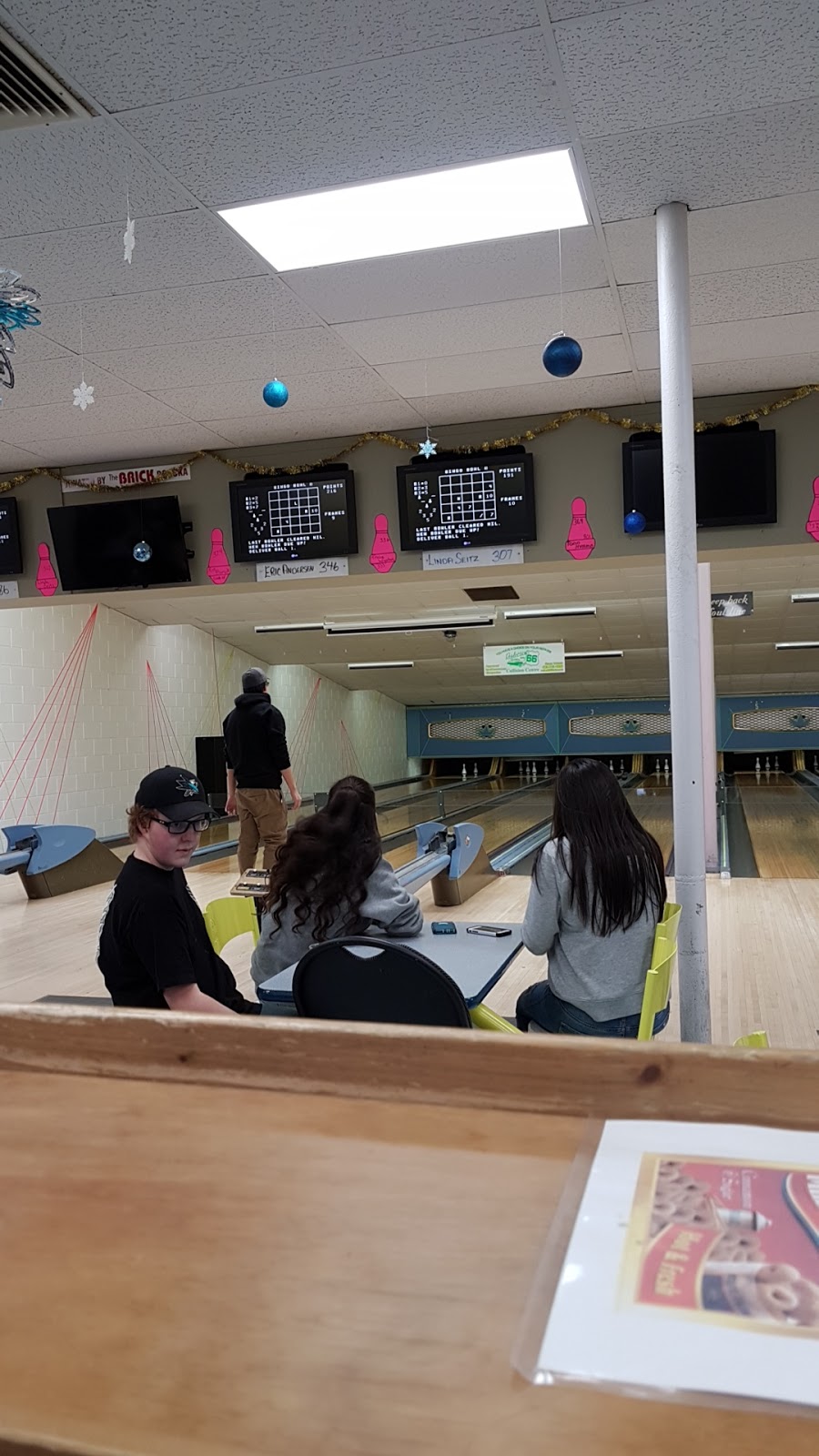 Leisure Lanes Bowling Centre | 4812 50 St, Ponoka, AB T4J 1R7, Canada | Phone: (403) 783-4515