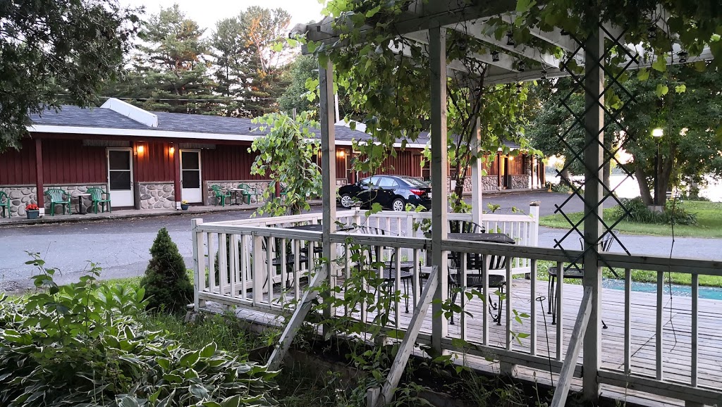 Motel Le Charentais | 13325 QC-132, Sorel-Tracy (Québec), QC J3R 0K6, Canada | Phone: (450) 746-5650