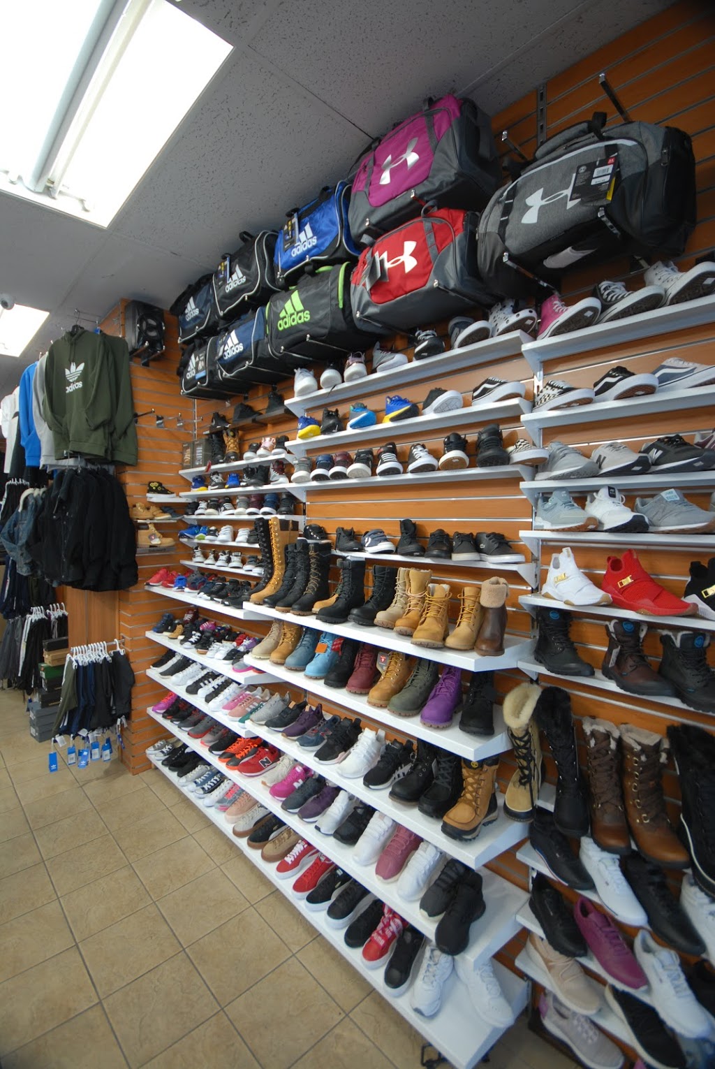 Sports Uptown | 3160 Rue Masson, Montréal, QC H1Y 1Y1, Canada | Phone: (514) 722-3717