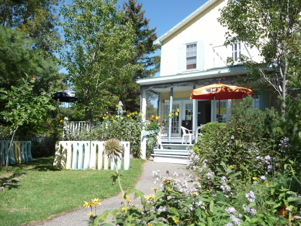 Auberge de la Gare | 1694 Chemin Pierre Péladeau, Sainte-Adèle, QC J8B 1C1, Canada | Phone: (450) 228-3140