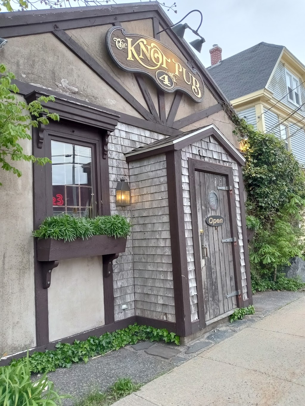 The Knot Pub | 4 Dufferin St, Lunenburg, NS B0J 2C0, Canada | Phone: (902) 634-3334