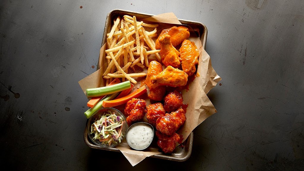 Buffalo Wild Wings | 3015 Argentia Rd, Mississauga, ON L5N 8E1, Canada | Phone: (905) 824-6999