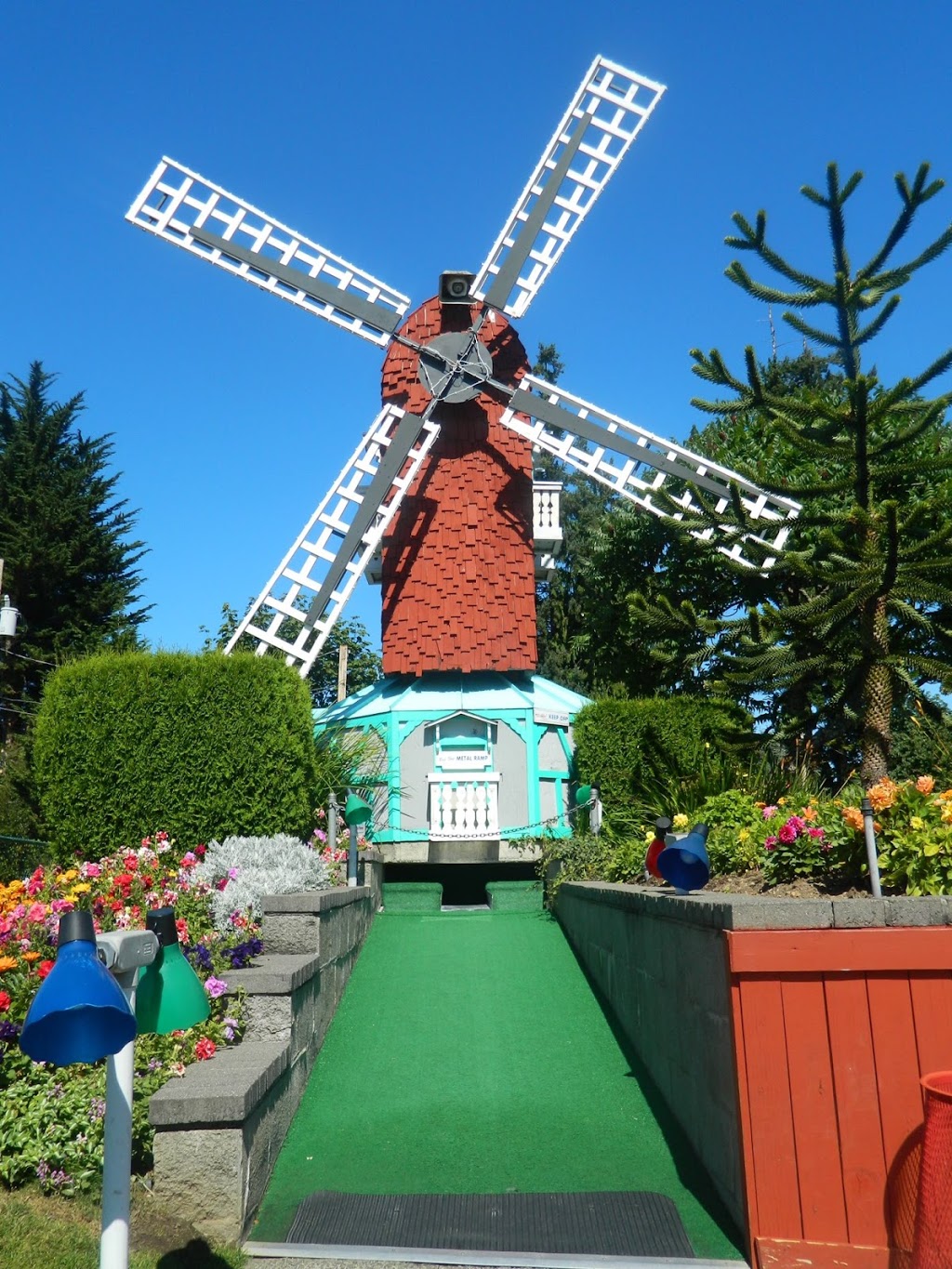 Paradise Mini Golf and Fun Park | 375 Island Hwy W, Parksville, BC V9P 1A1, Canada | Phone: (866) 325-1874