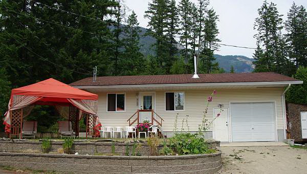 Sunnybrae Cottage | 1 - 5404 Sunnybrae-Canoe Point Rd, Tappen, BC V0E 2X1, Canada | Phone: (866) 369-7464