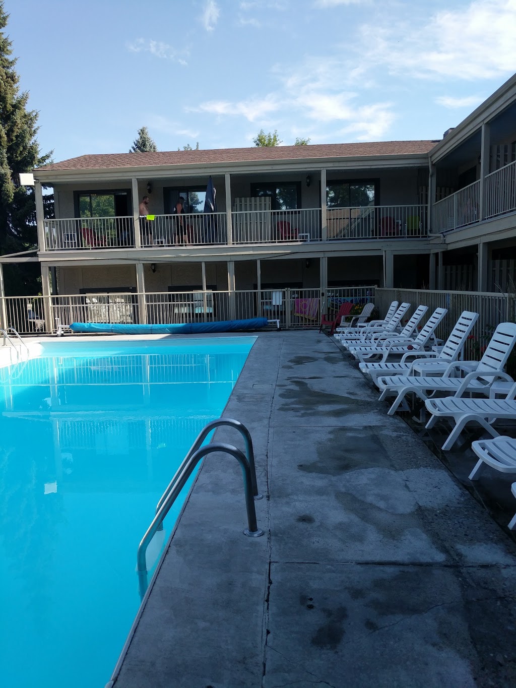 Mission Park Inn | 3339 Lakeshore Rd, Kelowna, BC V1W 3S9, Canada | Phone: (250) 762-2042